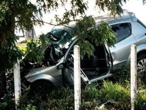 Homem morre após perder o controle do veículo e colidir contra árvore na AL-130, em Pão de Açúcar