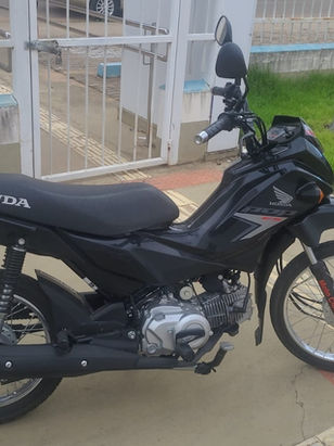 Influenciador é flagrado empinando moto sem habilitação em Água Branca