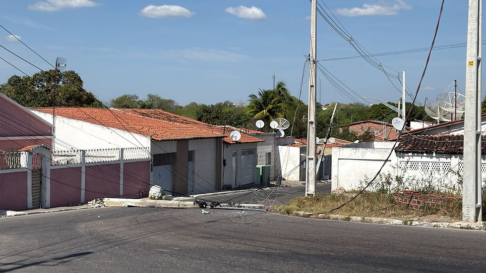 Caminhão atinge fios, danifica postes e deixa moradores sem energia em Delmiro Gouveia