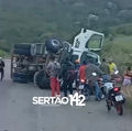Caminhão-pipa tomba na AL-145 após motorista perder o controle e deixa dois feridos em Água Branca