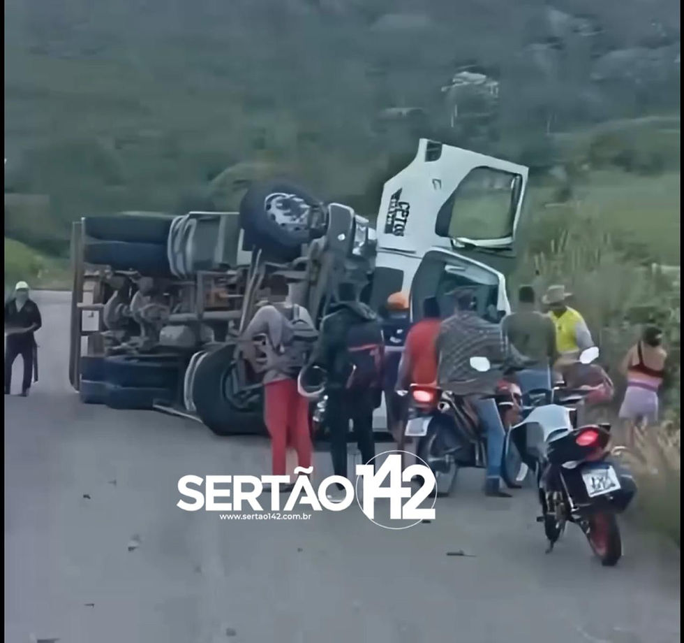 Caminhão-pipa tomba na AL-145 após motorista perder o controle e deixa dois feridos em Água Branca