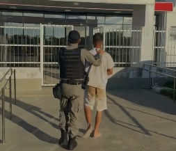 Homem é preso após agredir e ameaçar companheira com faca em Canapi