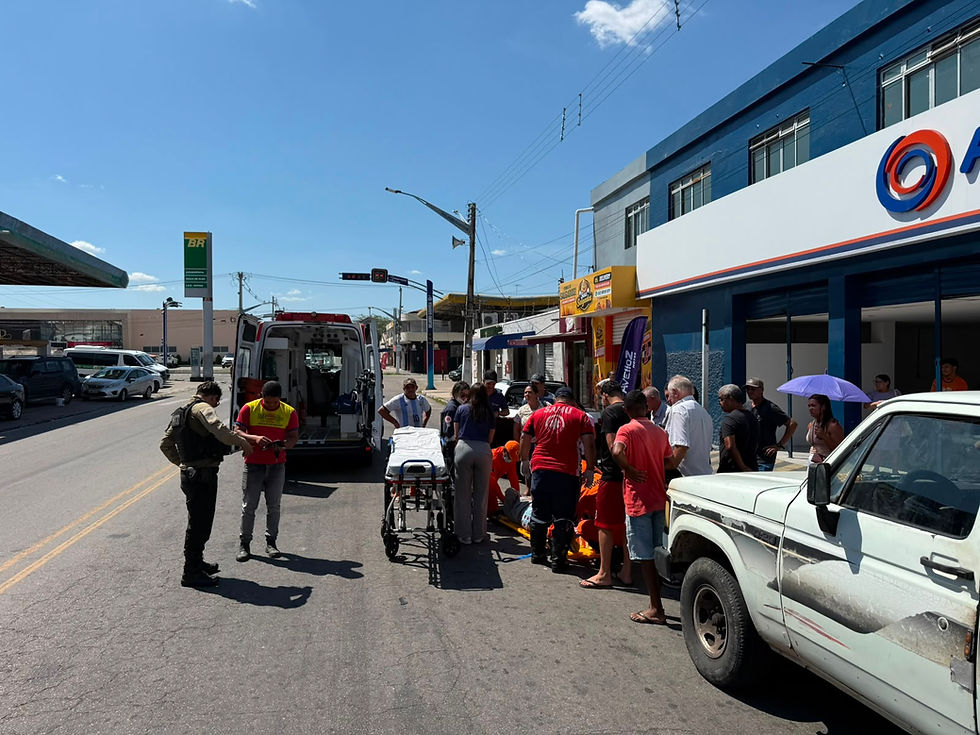 Motociclista fica ferida após ser fechada por carro no Centro de Delmiro Gouveia; motorista teria se evadido