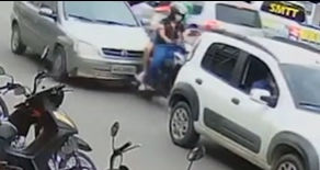 Duas pessoas ficam feridas em colisão entre carro e moto em Delmiro Gouveia