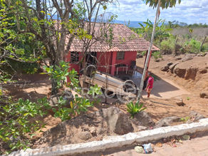 Veículo perde força em ladeira e capota na zona rural de Água Branca; duas pessoas ficam feridas