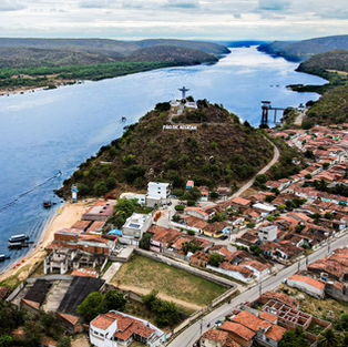 Motorista embriagado bate em moto, arrasta veículo e é preso em flagrante no centro de Pão de Açúcar