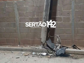 Carro colide contra poste durante a madrugada no distrito Papa Terra em Água Branca