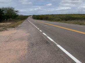 Homem ferido é socorrido pela PM após possível acidente de moto na BR-110, em Delmiro Gouveia