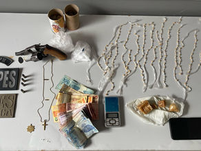 Dupla é presa por tráfico de drogas e posse ilegal de arma de fogo em Delmiro Gouveia