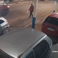 Homem é flagrado colocando fogo em carro durante a noite no bairro Baixão em Arapiraca