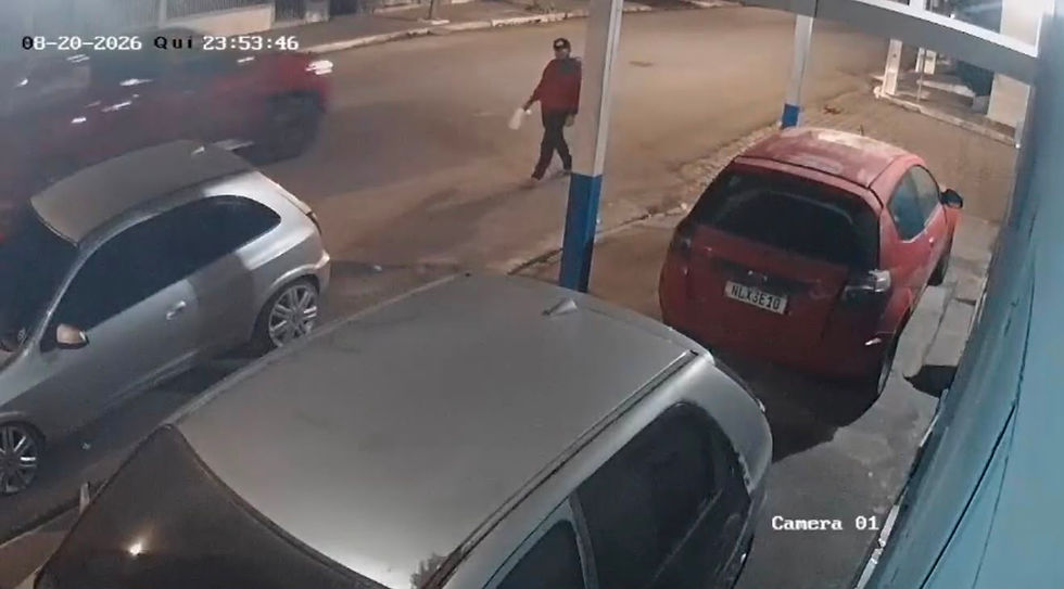 Homem é flagrado colocando fogo em carro durante a noite no bairro Baixão em Arapiraca