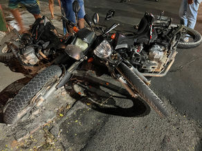 Colisão entre duas motos deixa quatro feridos no centro de Delmiro Gouveia