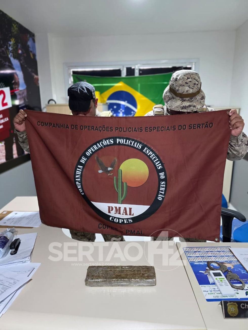 Homem suspeito de tráfico de drogas foge pulando muros e abandona quase 1 kg de maconha em Piranhas