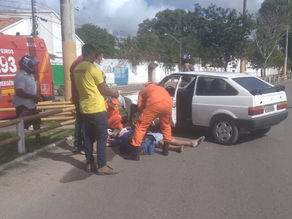 Homem fica ferido após colidir veículo no centro de Delmiro Gouveia