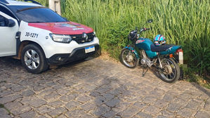 Adolescente de 16 anos é flagrado empinando moto em rodovia e mãe é autuada pela PM em Água Branca