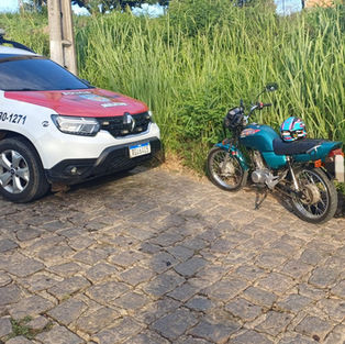 Adolescente de 16 anos é flagrado empinando moto em rodovia e mãe é autuada pela PM em Água Branca