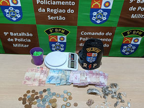 Homem de 61 anos é preso com 33 bombinhas de maconha, 17 pedras de crack e balança de precisão no Centro de Delmiro