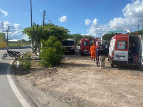 Duas pessoas ficam feridas em colisão entre carro e motocicleta em Poço das Trincheiras