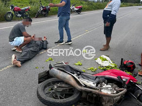 Motociclista fica ferido após colidir com cavalo solto na pista em Pão de Açúcar
