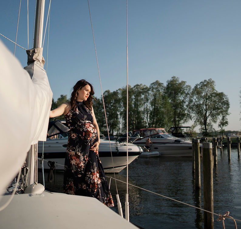 maternity photography, daytime, boat trip