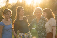goldenhour familieshoot, meiden fotografie, gezellige fotografie, lachen 