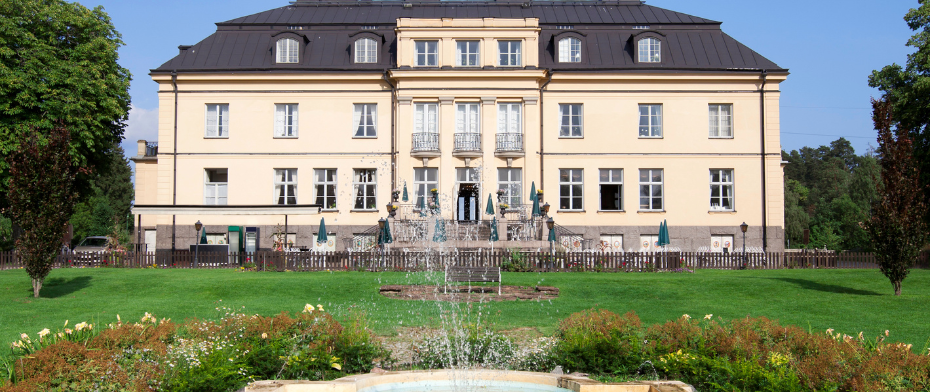 Picture of mansion - how much council tax needs to be paid?