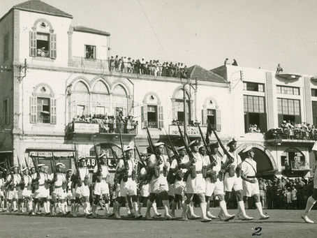 1941 ou 1943-44. Un défilé de marins au Levant ou en Afrique du Nord