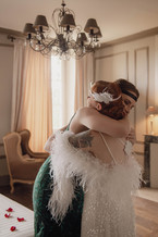 Moment émotion témoin et mariée chateau de planchevienne