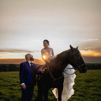 Shooting After Day, mariée posant sur son cheval au coucher du soleil | Mélanie Malfoy, photographe de mariage Bourges