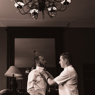 Preparatifs marié, mariage au chateau de Planchevienne, tenue traditionnelle, marine nationale, malfoy photographe