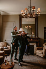 Malfoy Photographe, préparatif du marié, chateau de Planchevienne, Année 20, Peaky Blinders mariage, costume marié Tailor Trucks