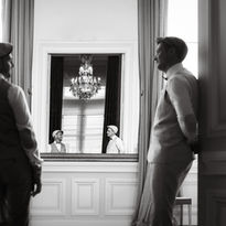 Couple d'hommes mariés posant dans la salle des mariages de la mairie de Bourges, photographie noir et blanc | Mélanie Malfoy, photographe de mariage Centre Val-de-Loire