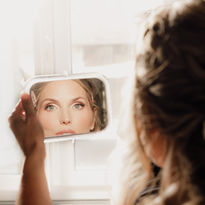 Préparatifs de la mariée, reportage mariage pendant le maquillage mariée au Rayon de Sologne | Mélanie Malfoy, photographe de mariage Centre Val-de-Loire