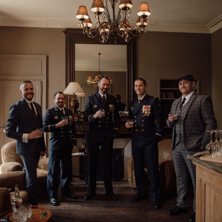 Preparatifs marié, mariage au chateau de Planchevienne, tenue traditionnelle, marine nationale, malfoy photographe