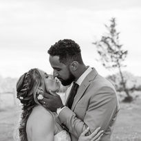 Shooting mariage en extérieur, photographie noir et blanc, un couple s'embrasse au Rayon de Sologne | Mélanie Malfoy, photographe de mariage Centre Val-de-Loire