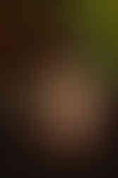 Câlins et rires en famille autour du sapin décoré, mini shooting Noël à Trouy, intérieur cosy et lumineux, ambiance authentique