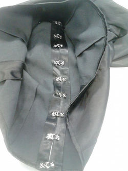 Application de sous-patte et couture des agraphes sur un bustier _paysanne XVIIIéme siècle_ (pour un