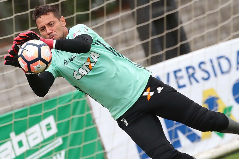 Diego Alves durante treino antes da semifinal da Copa Sul-Americana - Gilvan de Souza/Flamengo