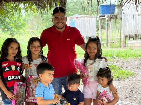 Vereador Endreo Mendes realiza ação solidária e entrega presentes a crianças ribeirinhas do Baixo Purus
