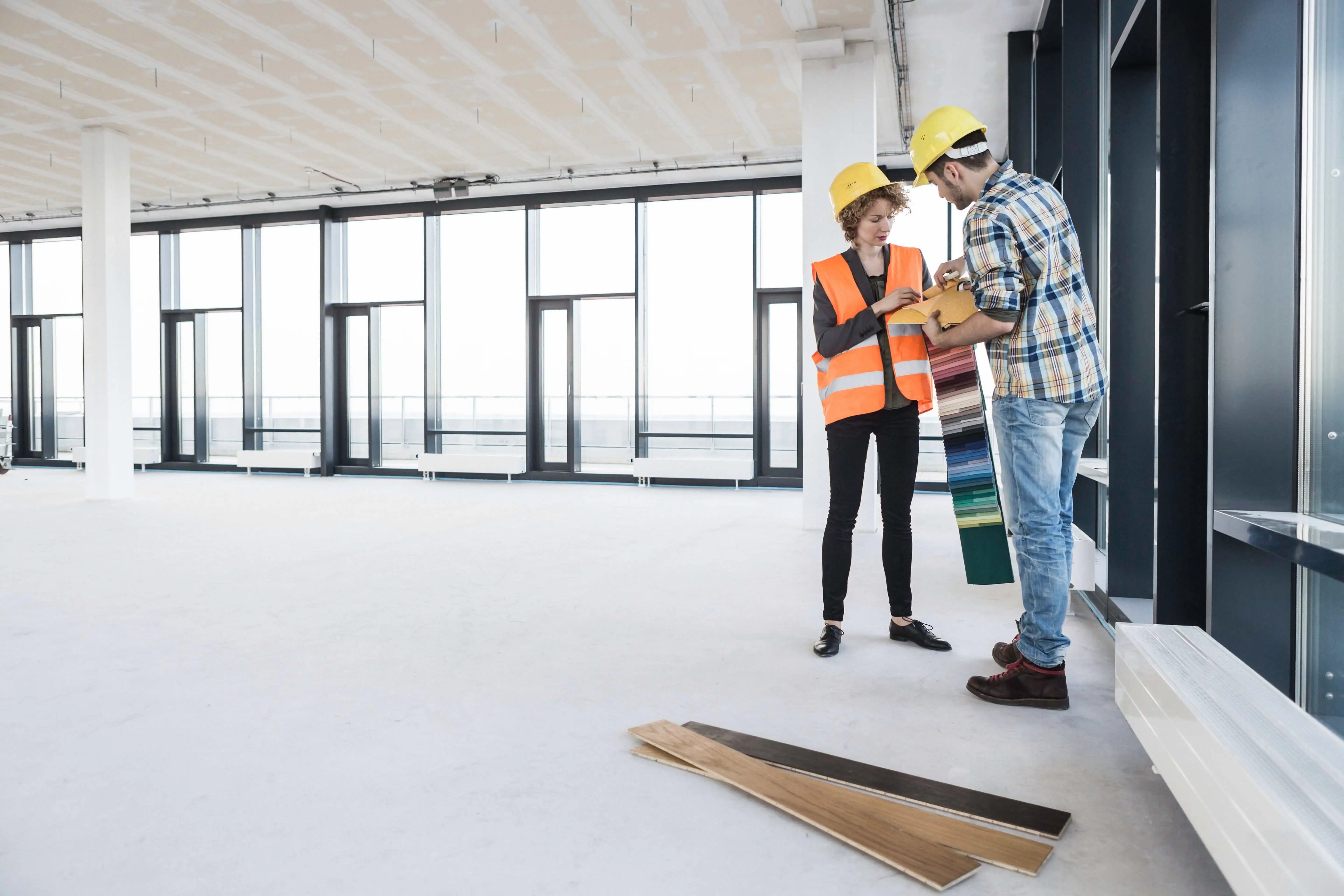 builders-discussing-flooring-samples-in-empty-offi-2022-03-08-00-16-59-utc-min (1).webp