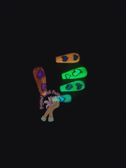 Neon Hearts glow grip.png