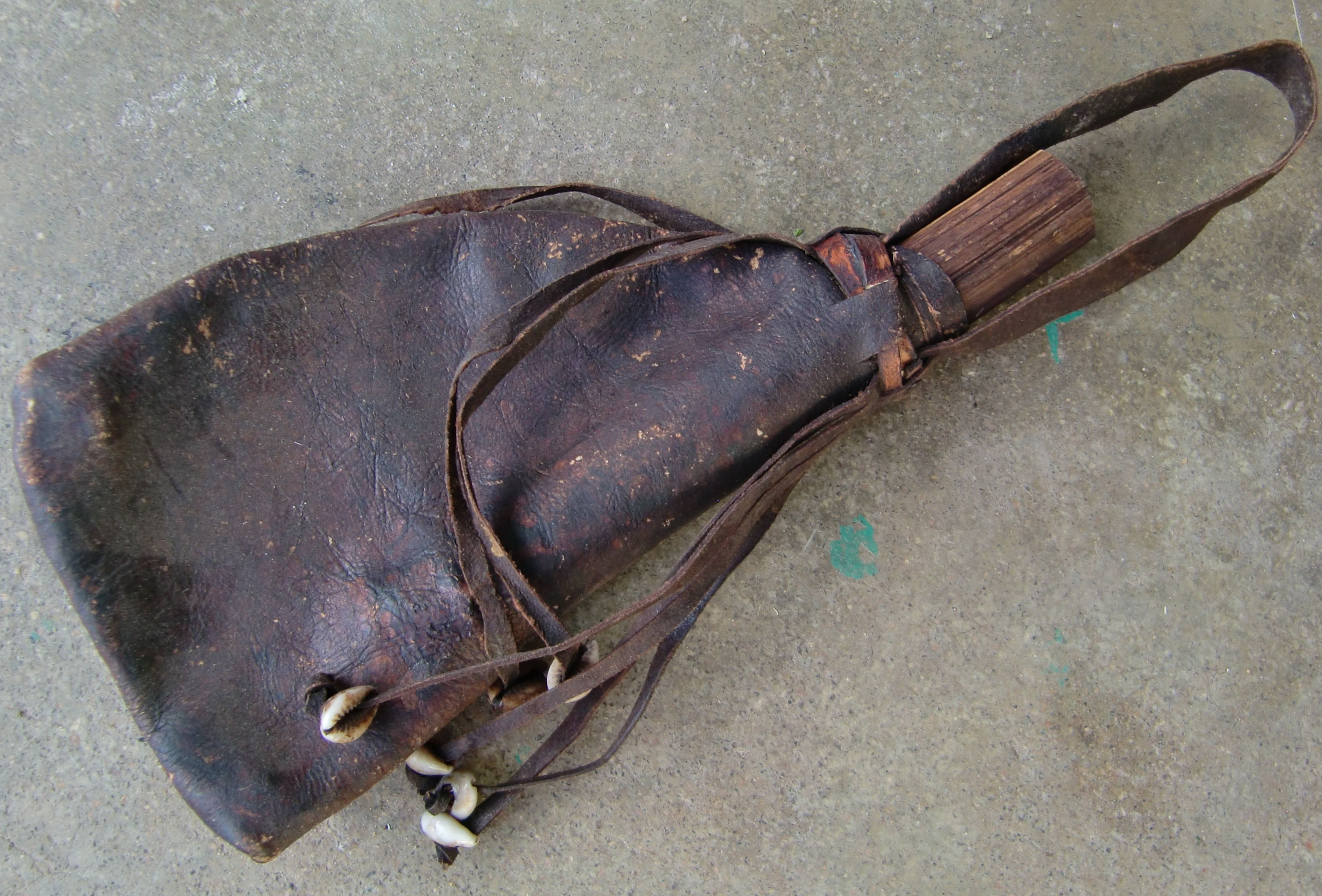 Antikk skinn vanntaske