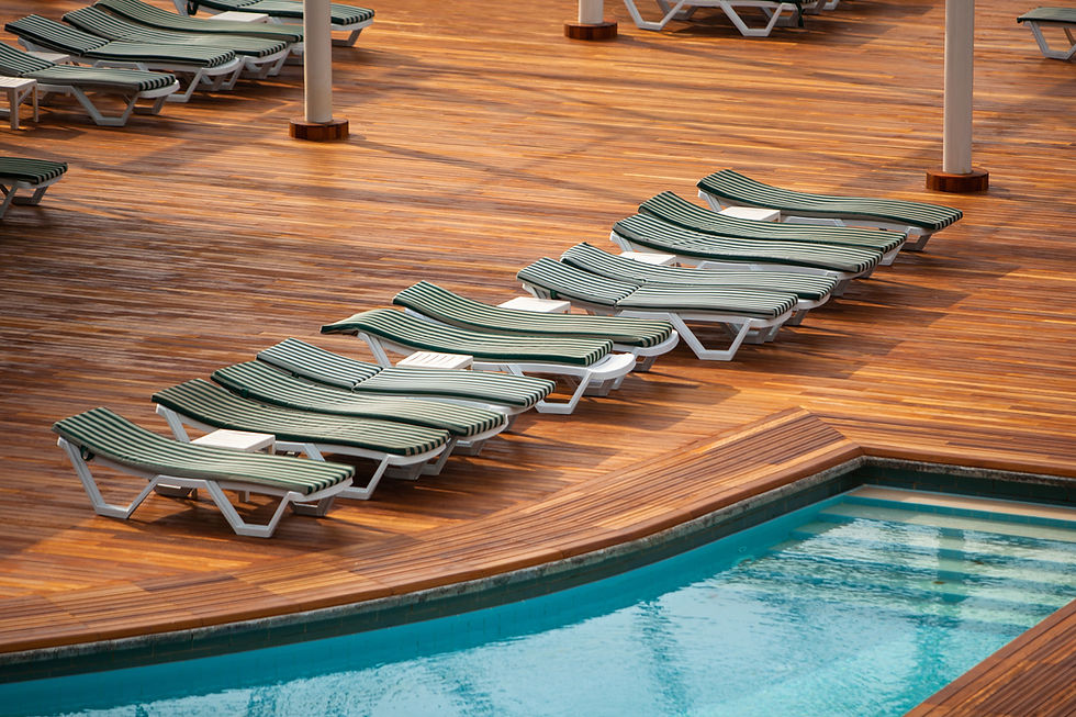 Deck junto à piscina