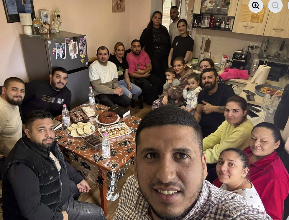 Hjemmene brukes aktivt til sosiale samlinger, bibelgrupper og bønnemøter