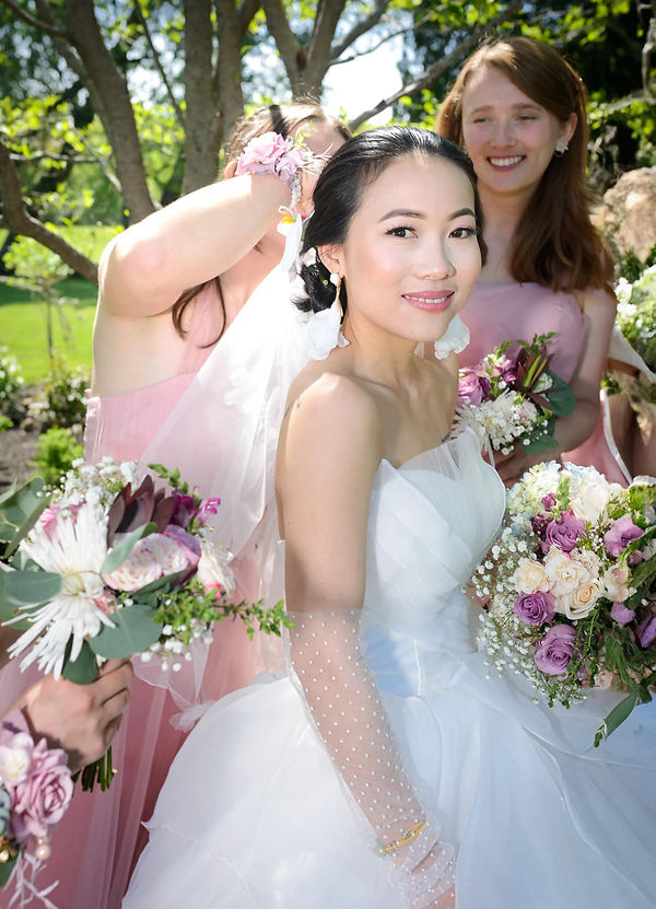 bridesmaids-fixing-brides-hair-outdoors-in-the-sun.jpg