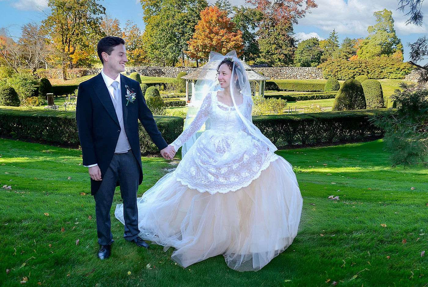 bride-and-groom-posing-on-the-lush-green