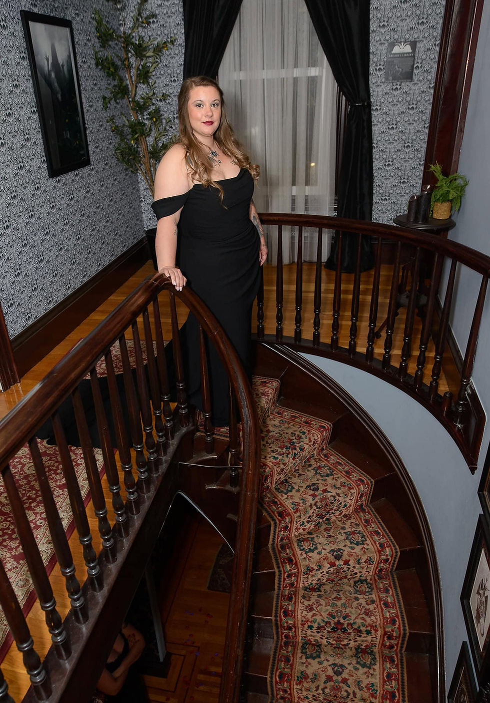 portrait-of-bride-on-a-curved-staircase.jpg