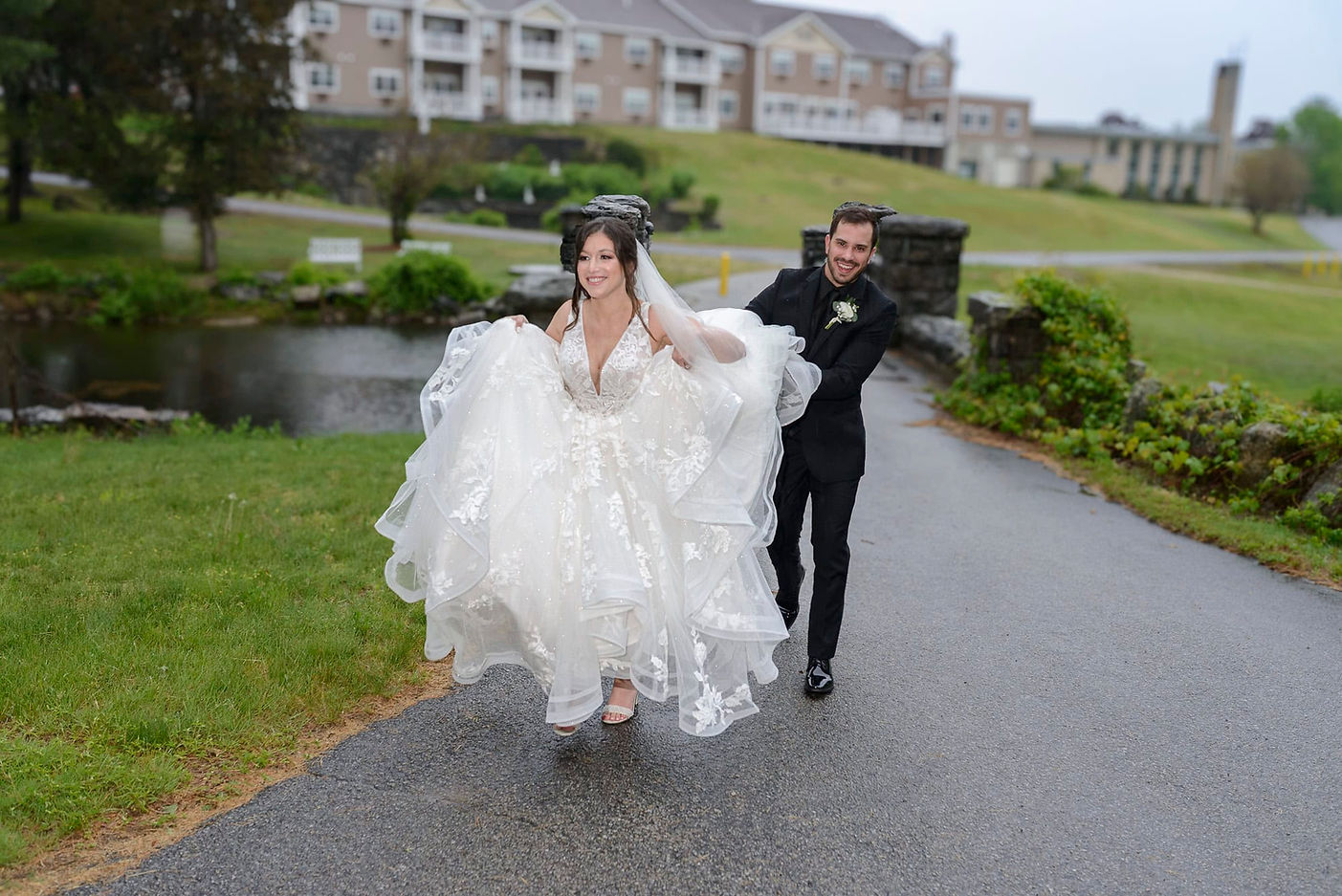 portrait-bride-groom-walking-in-drizzle-wide-shot.jpg