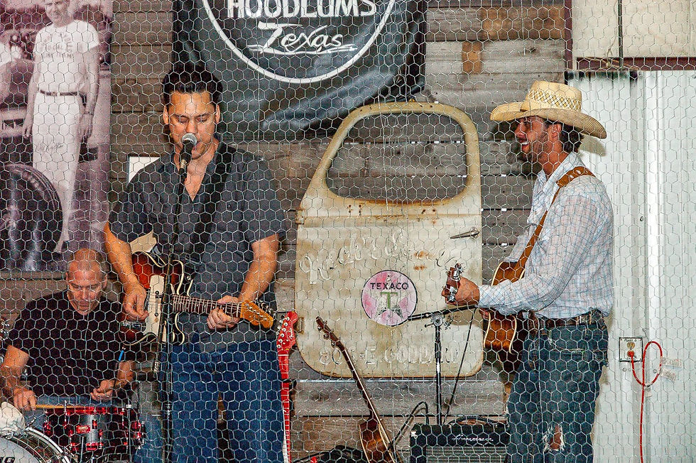 hot-rod-rehearsal-dinner-texas-style-chicken-wire-fenced-band.jpg