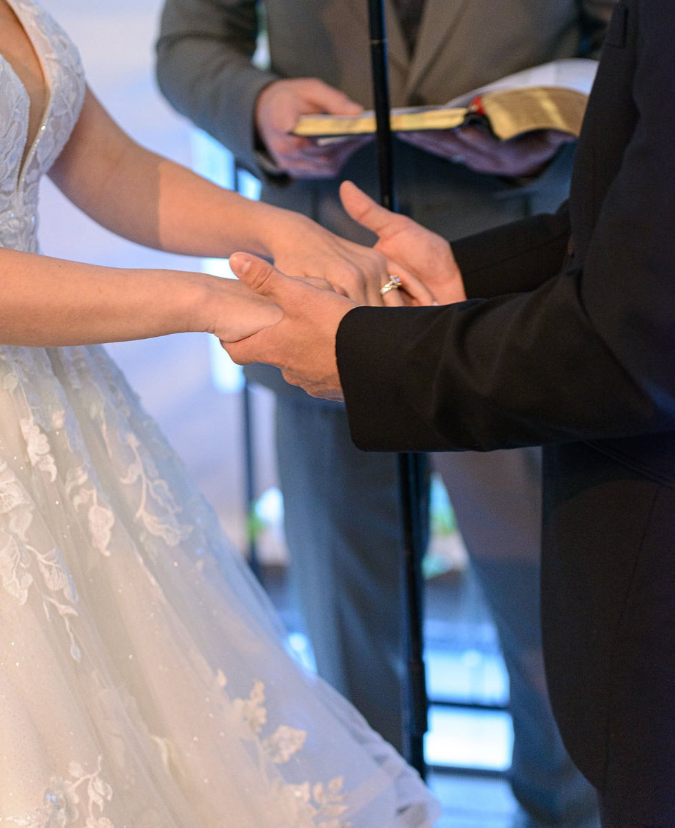 holdinf-hands-at-the-alter-ron-richman-photography.jpg